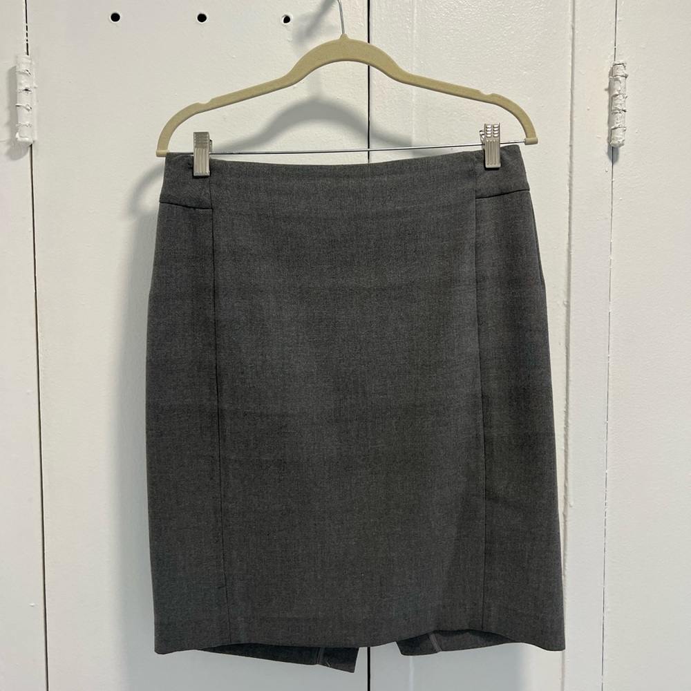 Loft pencil skirt in grey size 6. It is lightly worn and reaches knee length
